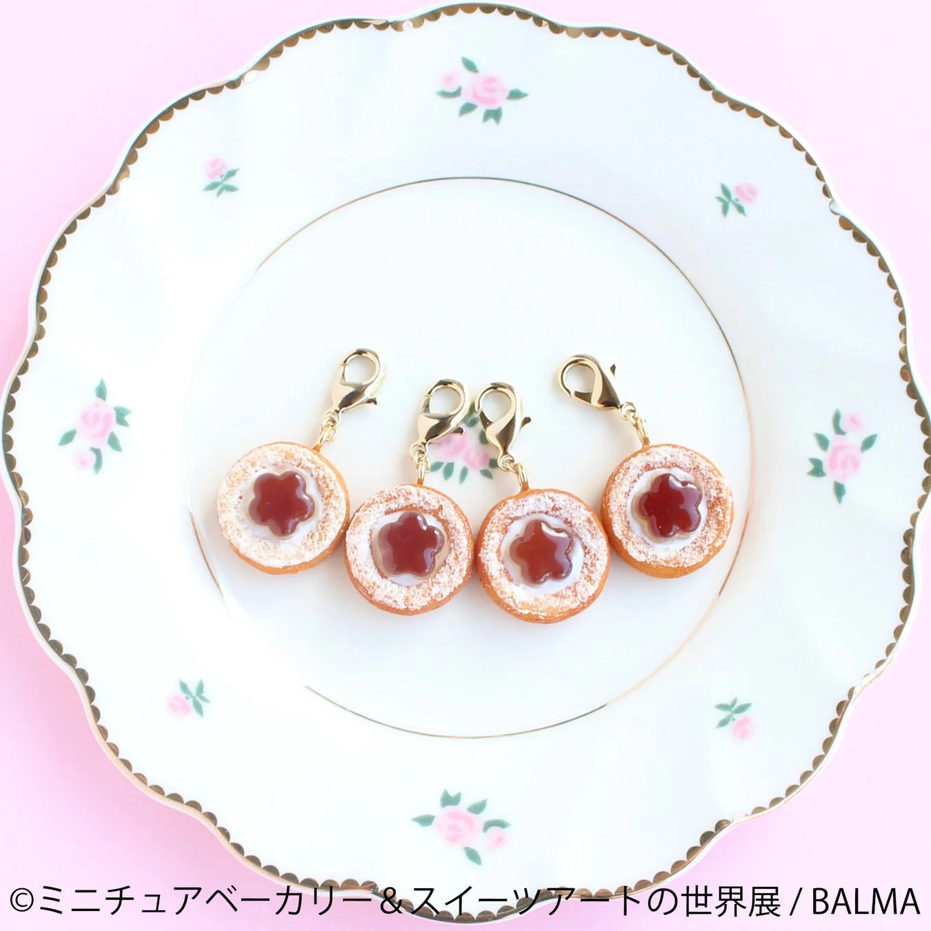 赤いジャムがのったミニチュアのクッキー型チャーム