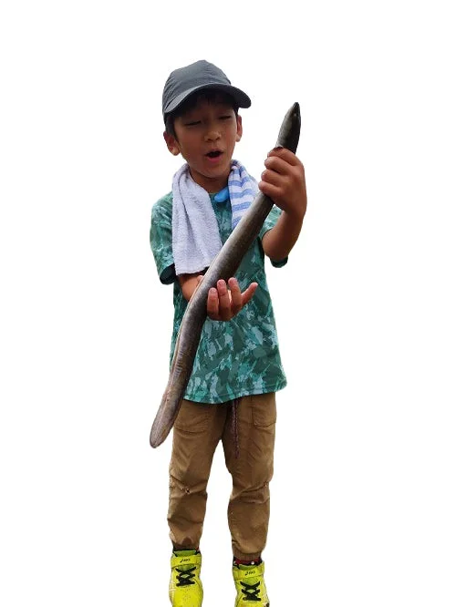 ウナギを持つ少年