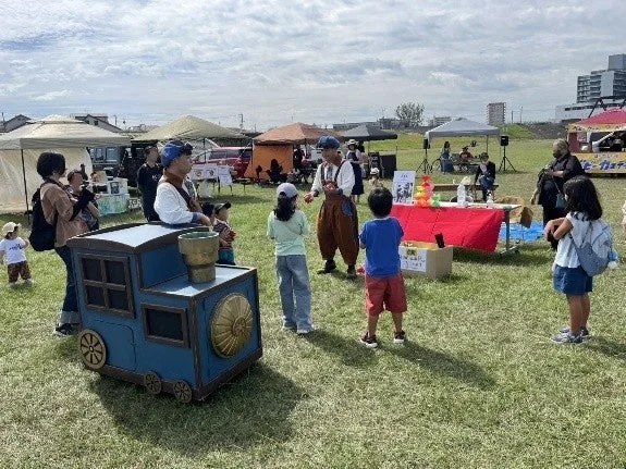 大道芸フェスティバルでパフォーマーと交流する子どもたち