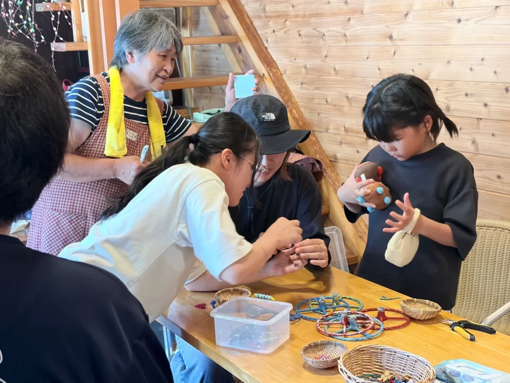 ペットボトルキャップがブレスレットに大変身!倉敷芸術科学大学の学生チーム「プラ芸」が瀬戸内市でワークショップ開催!