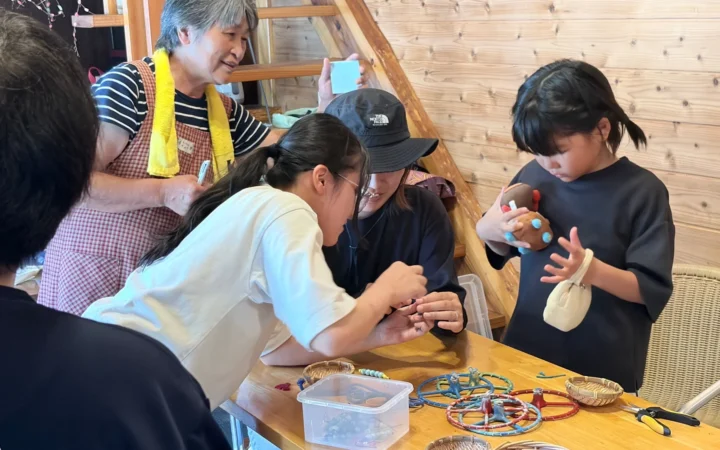 ペットボトルキャップがブレスレットに大変身！倉敷芸術科学大学の学生チーム「プラ芸」が瀬戸内市でワークショップ開催！