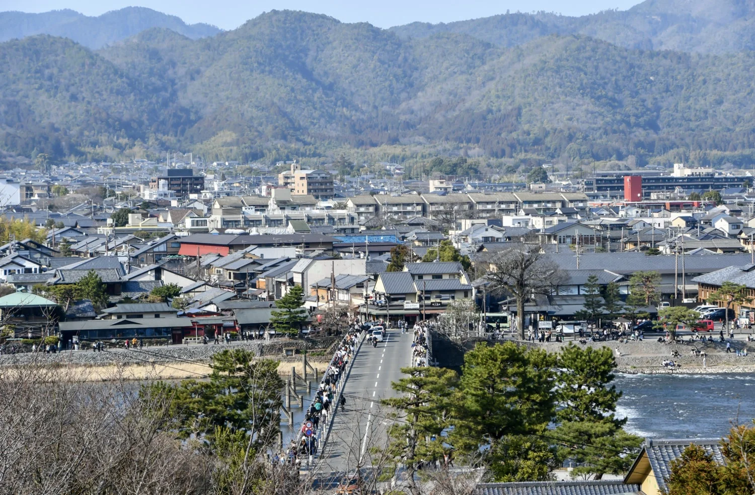 渡月橋と嵐山の風景