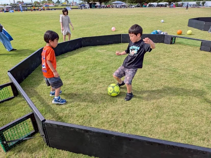 サッカーをする子供たち