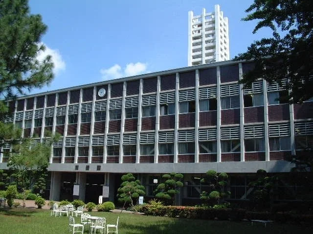武蔵野大学の校舎と庭園の風景