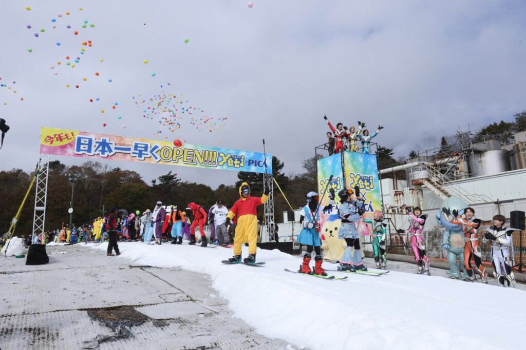 スノーパーク イエティが28年連続で屋外スキー場として日本一早くオープン　初日は約500人が初すべり