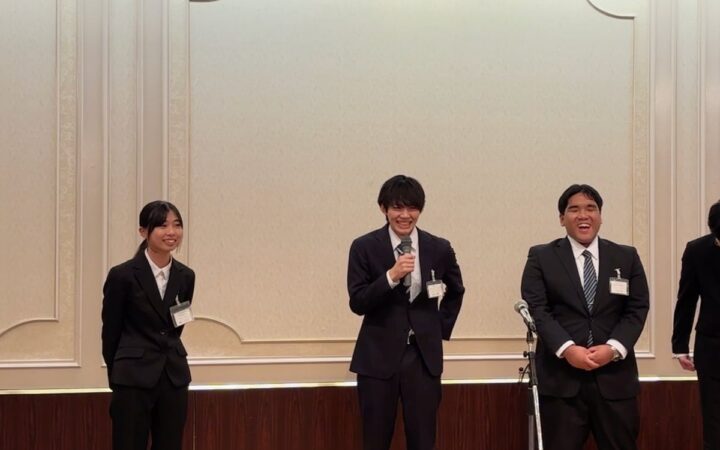 応募者 453 名から選ばれた 3 名の内定者が内定式で「施⼯管理体験ゲーム」を体験10 ⽉ 1 ⽇に⼭⼝県下関市の本社にて開催