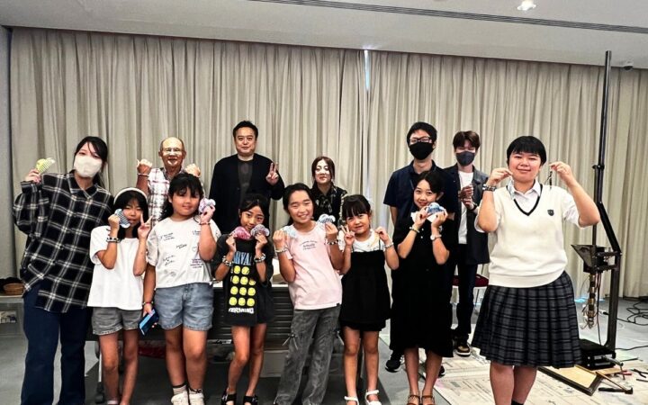 唐津の高校生がデザインした櫛を、岡山の大学生が自作した機械で。倉敷芸術科学大学「プラ芸」と瀬戸内市民図書館でワークショップ、約30名が参加