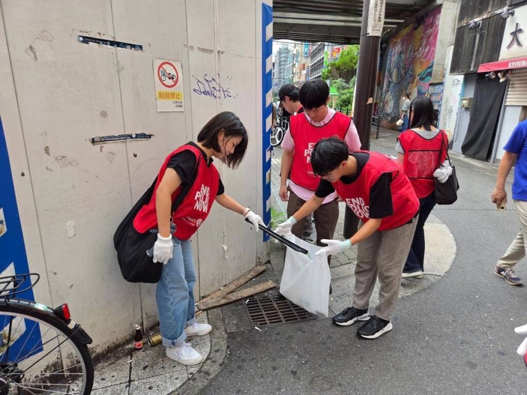 約500人が赤いビブスをまとい、京橋の街へ!「END POLIO NOW × スポGOMI」を大阪・京橋で開催