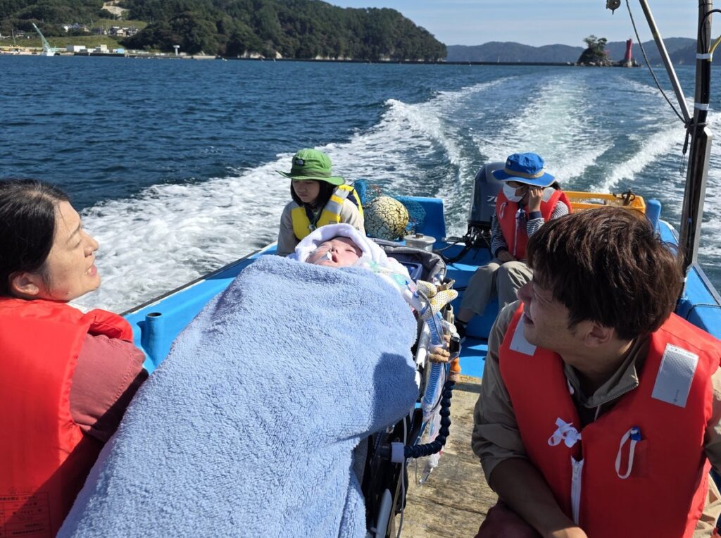 人工呼吸器のまま漁船に乗り、海へ。8家族が参加した海業体験ツアーを釜石市で開催