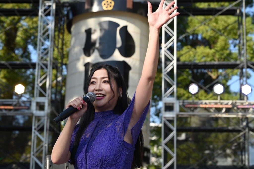 小田原の歌姫・門松みゆき、故郷に凱旋!地元の象徴「小田原提灯」に彩られた特別ステージで熱唱ダイナシティ小田原で新曲発売記念ミニライブを開催ファンへ感謝の歌声を届ける