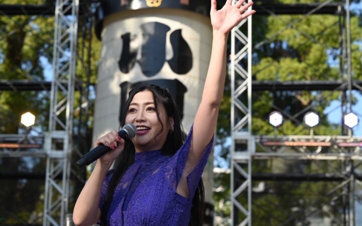 小田原の歌姫・門松みゆき、故郷に凱旋！地元の象徴「小田原提灯」に彩られた特別ステージで熱唱ダイナシティ小田原で新曲発売記念ミニライブを開催ファンへ感謝の歌声を届ける