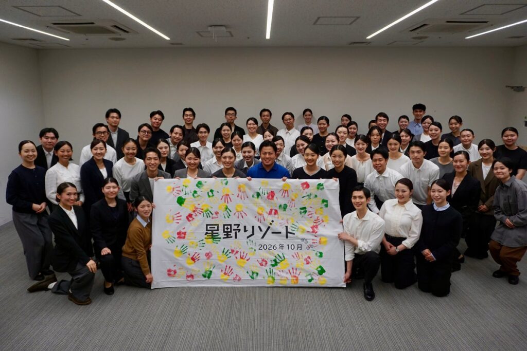 【星野リゾート】年4回の入社時期を選べる！63名の新入社員が決意を込めて「契りの手形」を結ぶ、2026年秋の入社式を開催