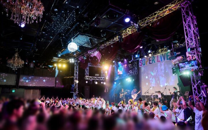 働きながら、家庭を持ちながら、顔を出さずに。24歳から64歳までの90人が立った「Music Planet SUPER LIVE 2026」開催レポート