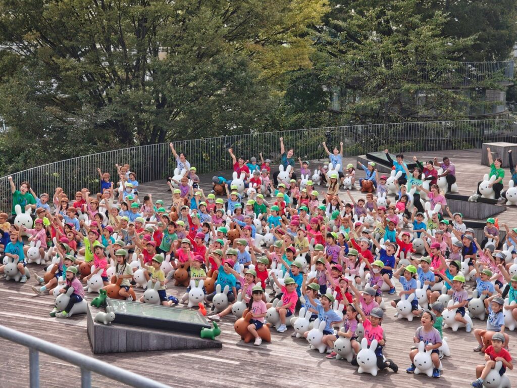 秋空の屋上に、園児191人の笑顔が弾けた。ふじようちえんで運動あそび「ボンボンかわいいエクササイズ」を開催