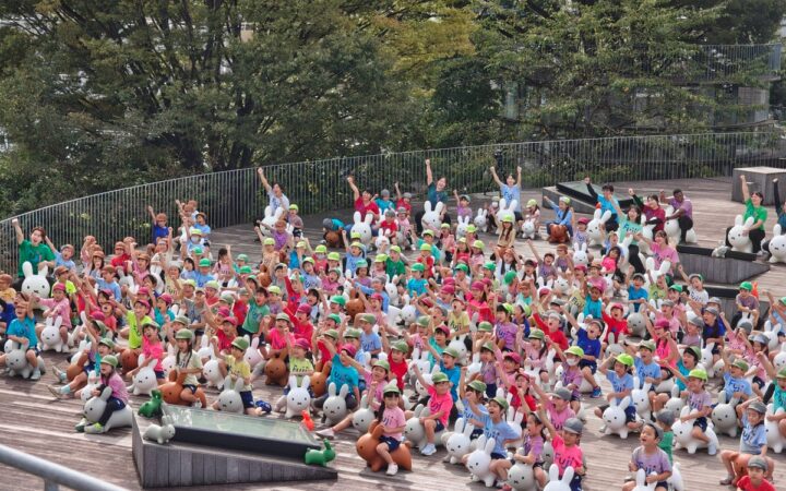 秋空の屋上に、園児191人の笑顔が弾けた。ふじようちえんで運動あそび「ボンボンかわいいエクササイズ」を開催