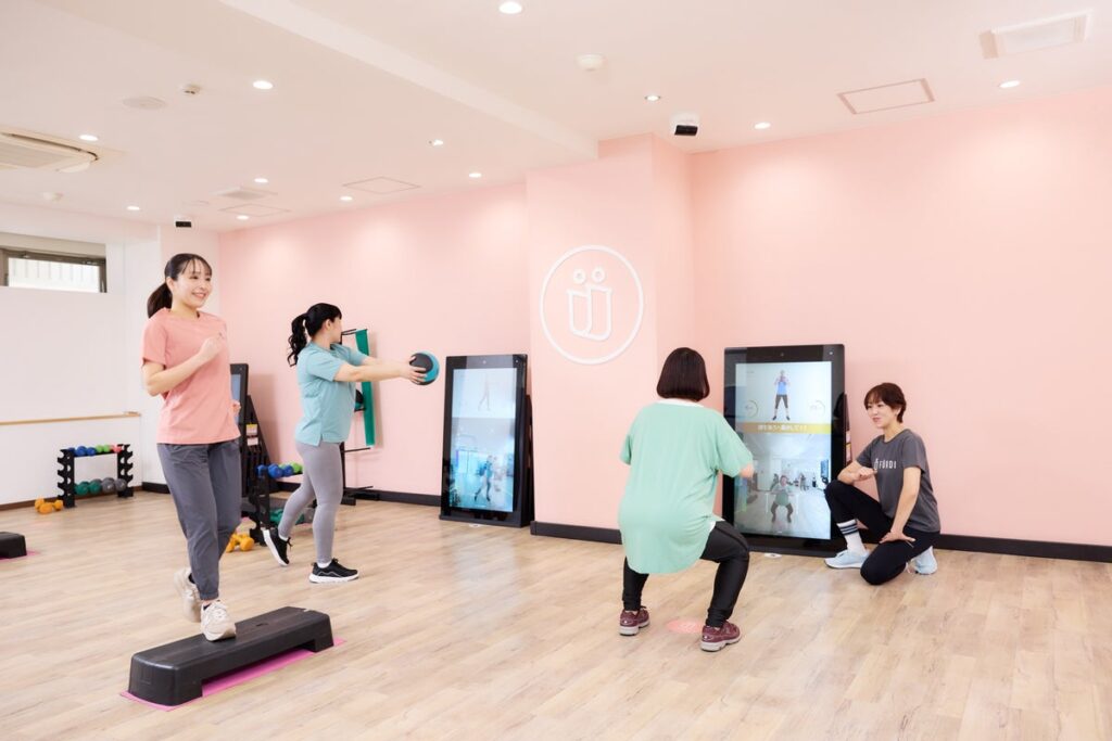 ファディー千歳烏山(女性専用フィットネス)でAIを活用したフィットネスの職業体験プログラムを開催