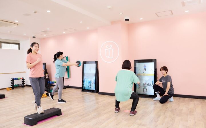 ファディー千歳烏山(女性専用フィットネス)でAIを活用したフィットネスの職業体験プログラムを開催